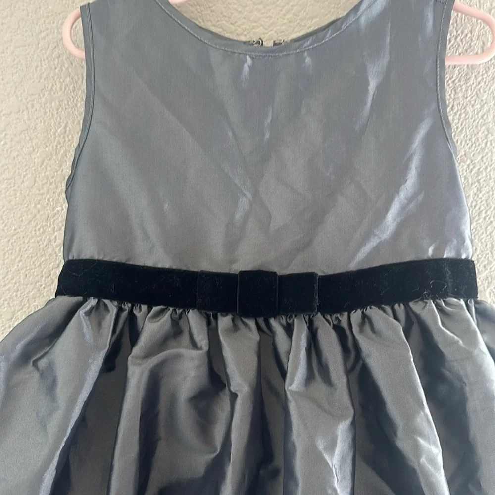 Girls‎ size 4 grey dress with black bow.